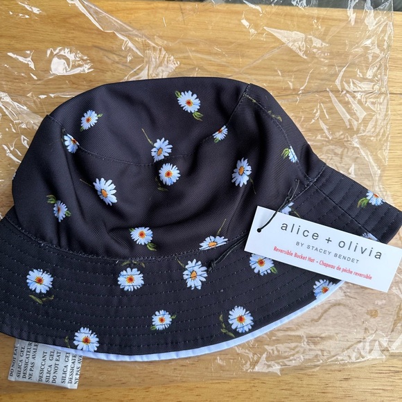Alice+ Olivia Reversible Bucket hat - Picture 3 of 6